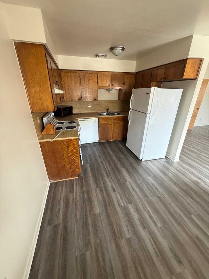 208 Veterans Ave - Photo 2 of 6