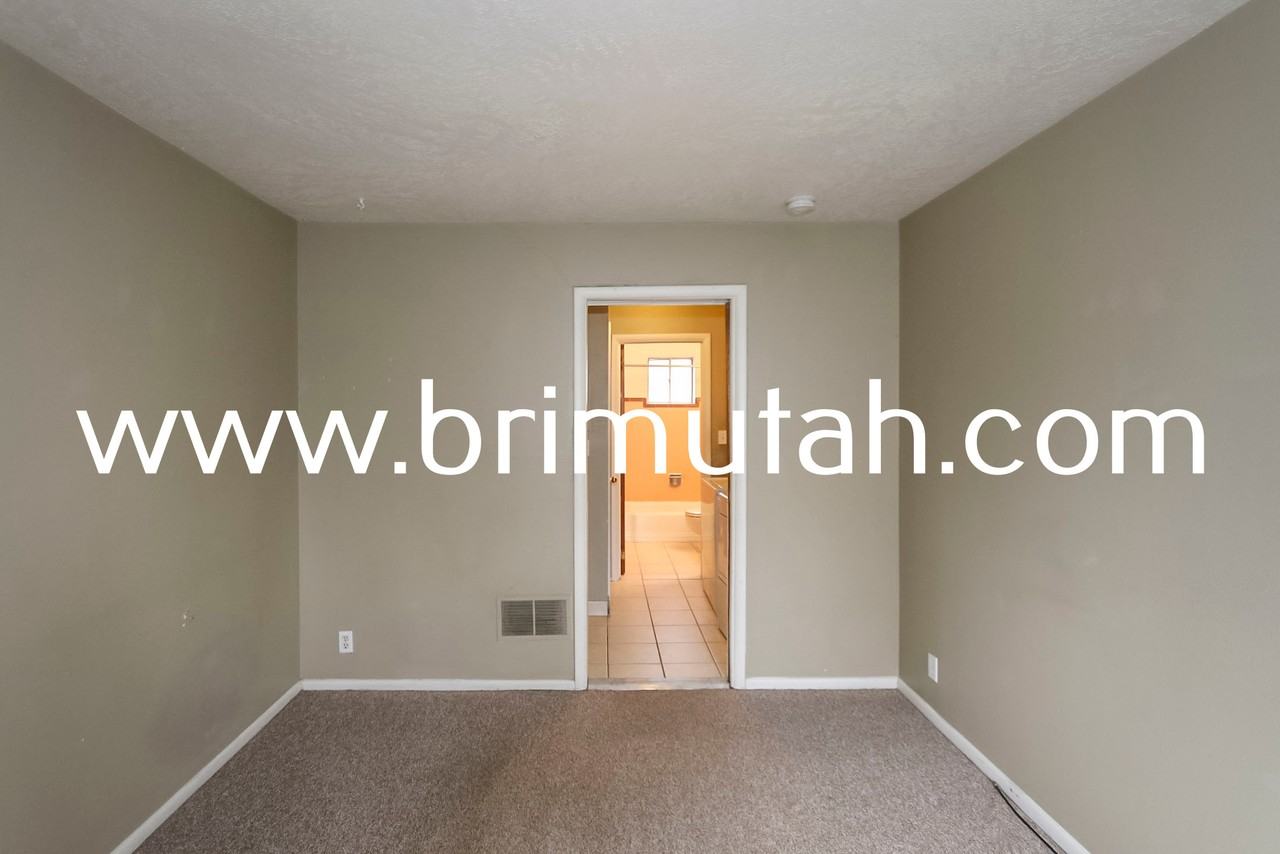 555 S. 800 E. - Photo 2 of 18