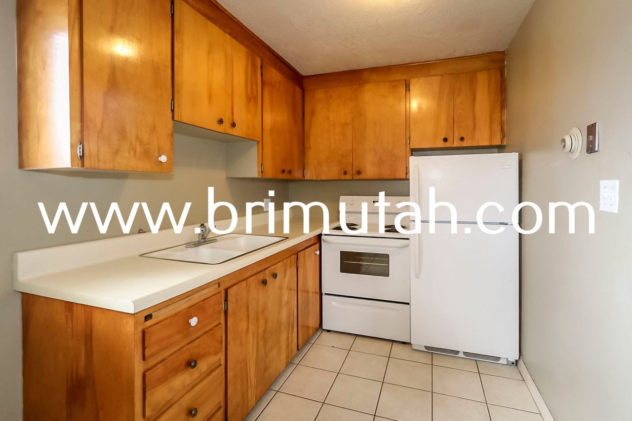 555 S. 800 E. - Photo 6 of 18