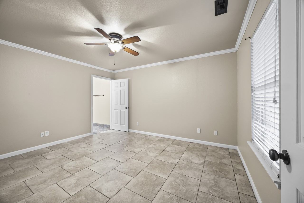 2060 N Leverett Avenue - Photo 5 of 34