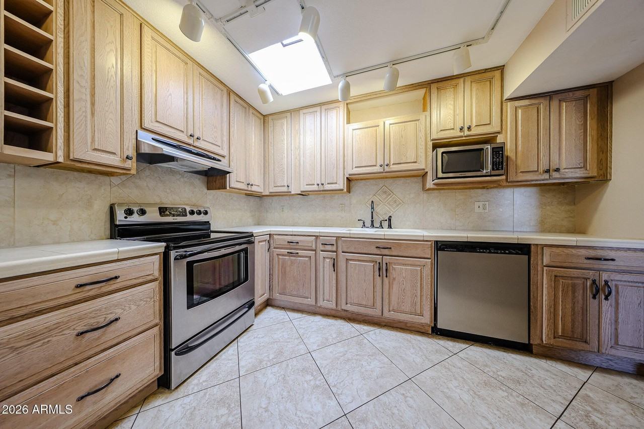 14468 N Sherwood Dr Apt B - Photo 5 of 32