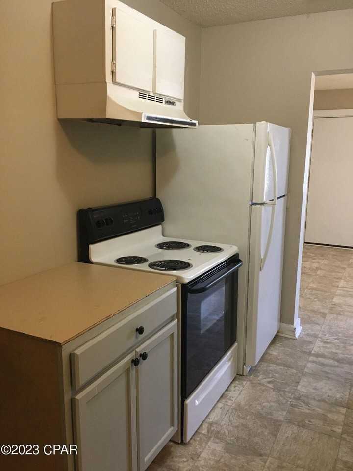 619 E 13th St - Photo 4 of 8