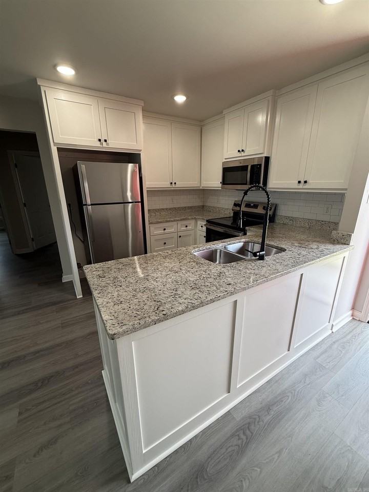 605 Lora Dr - Photo 2 of 6