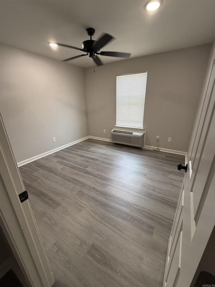 605 Lora Dr - Photo 4 of 6