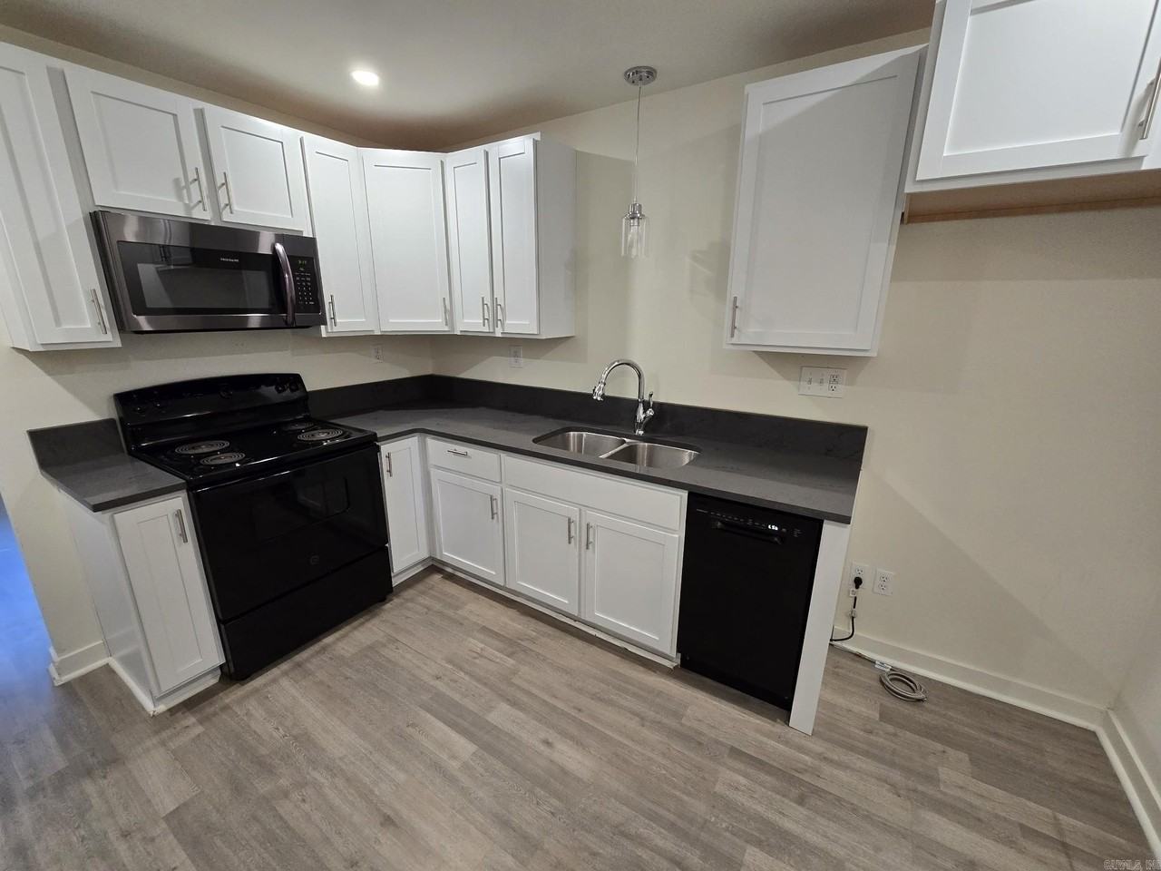 820 Edgehill Dr - Photo 3 of 9