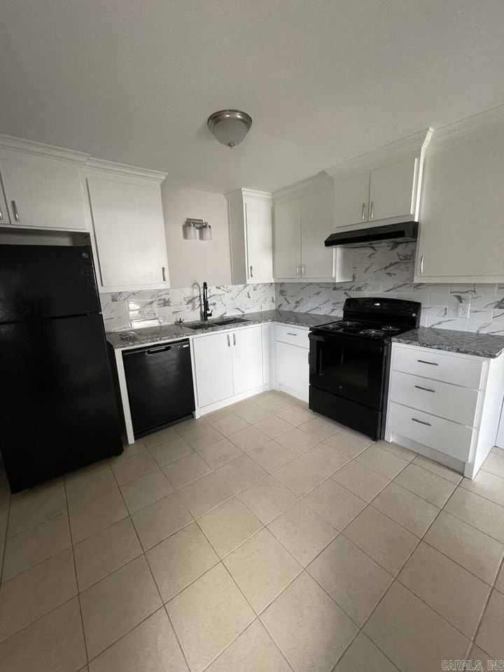 1215 Fairview St - Photo 4 of 13