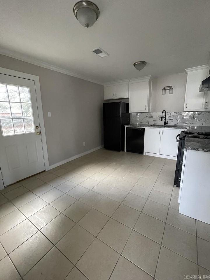 1215 Fairview St - Photo 5 of 13