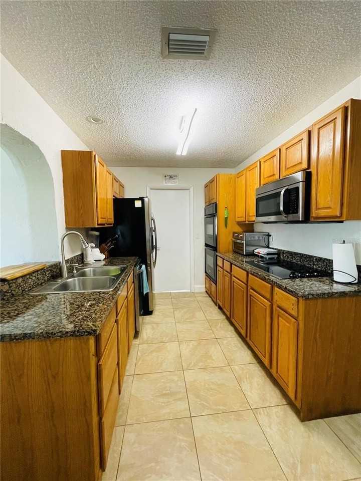 18310 Burkholder Cir - Photo 3 of 20