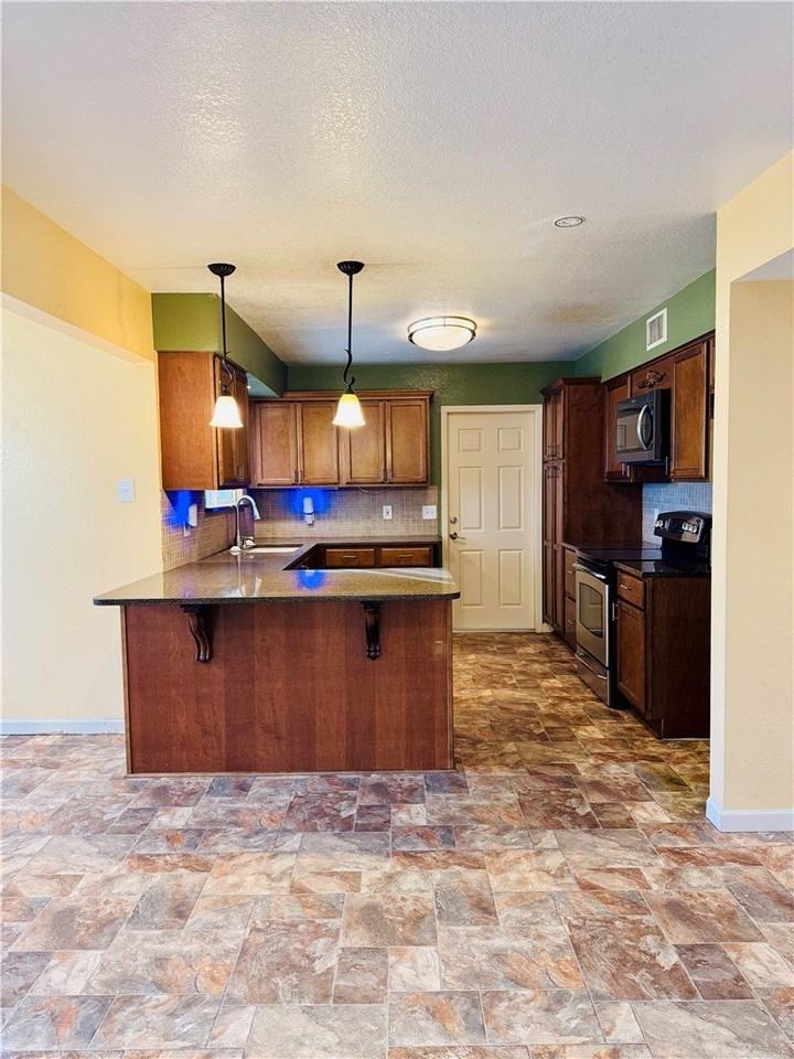 206 Ghent Pl - Photo 6 of 40