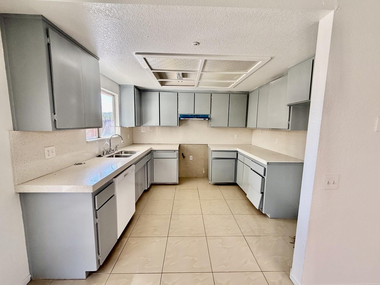 13860 Luis Dr Unit B - Photo 4 of 17