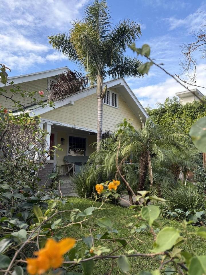 839 N Orange Dr - Photo 2 of 34