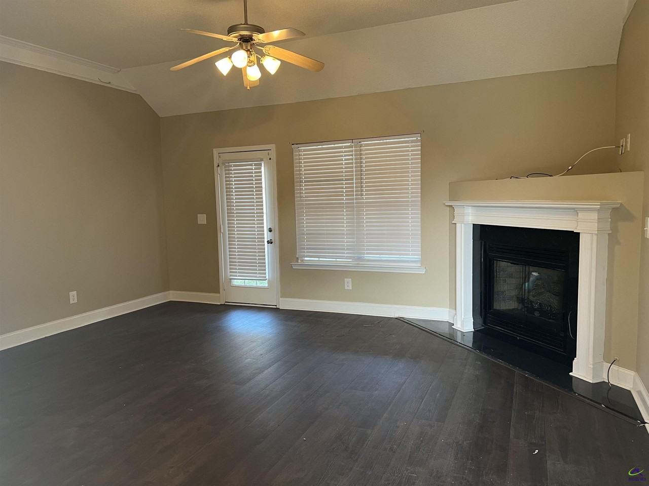 523 Manchester Ln - Photo 2 of 11