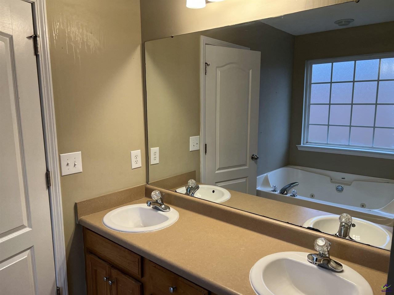 523 Manchester Ln - Photo 5 of 11