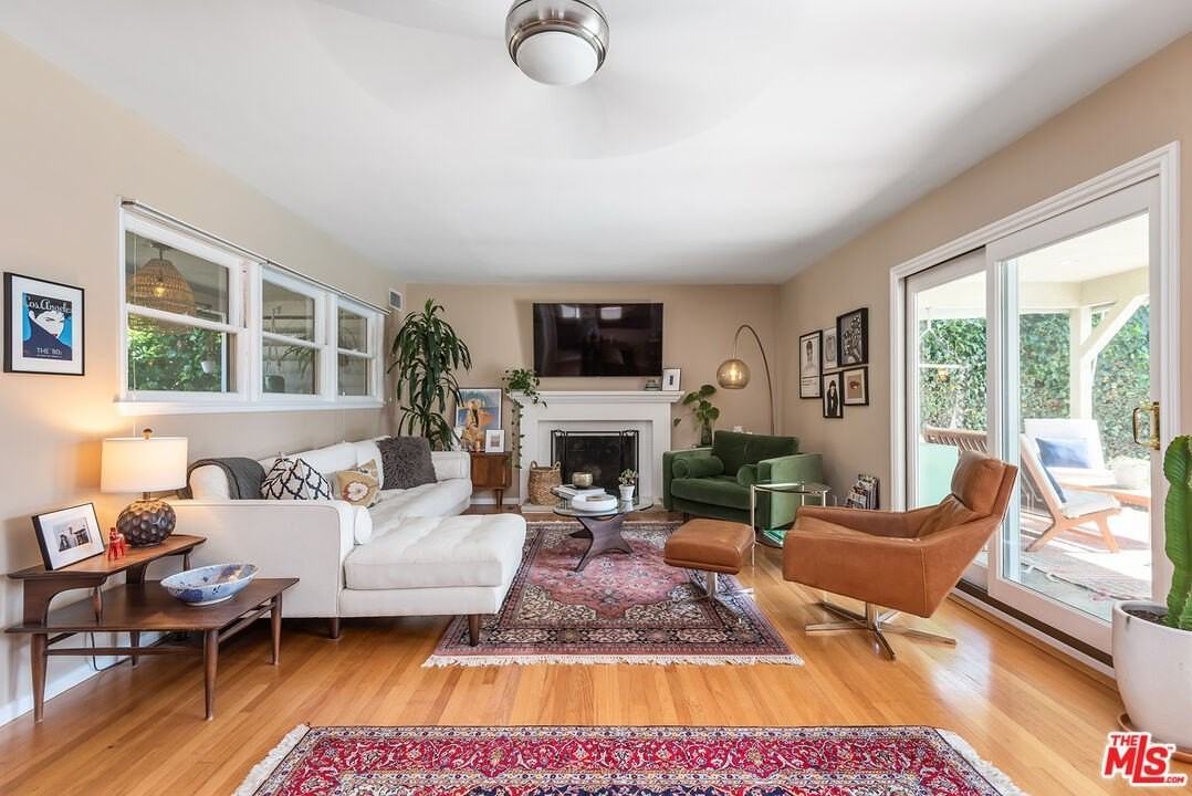 4643 Nagle Ave - Photo 6 of 23