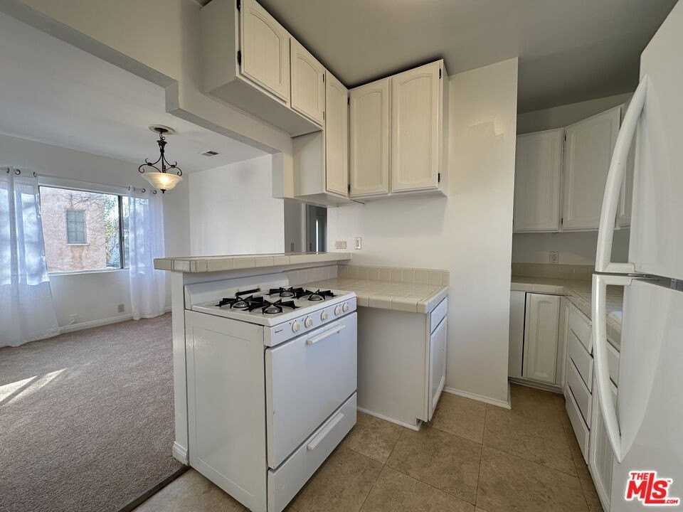 6069 1/2 Cashio St - Photo 4 of 9