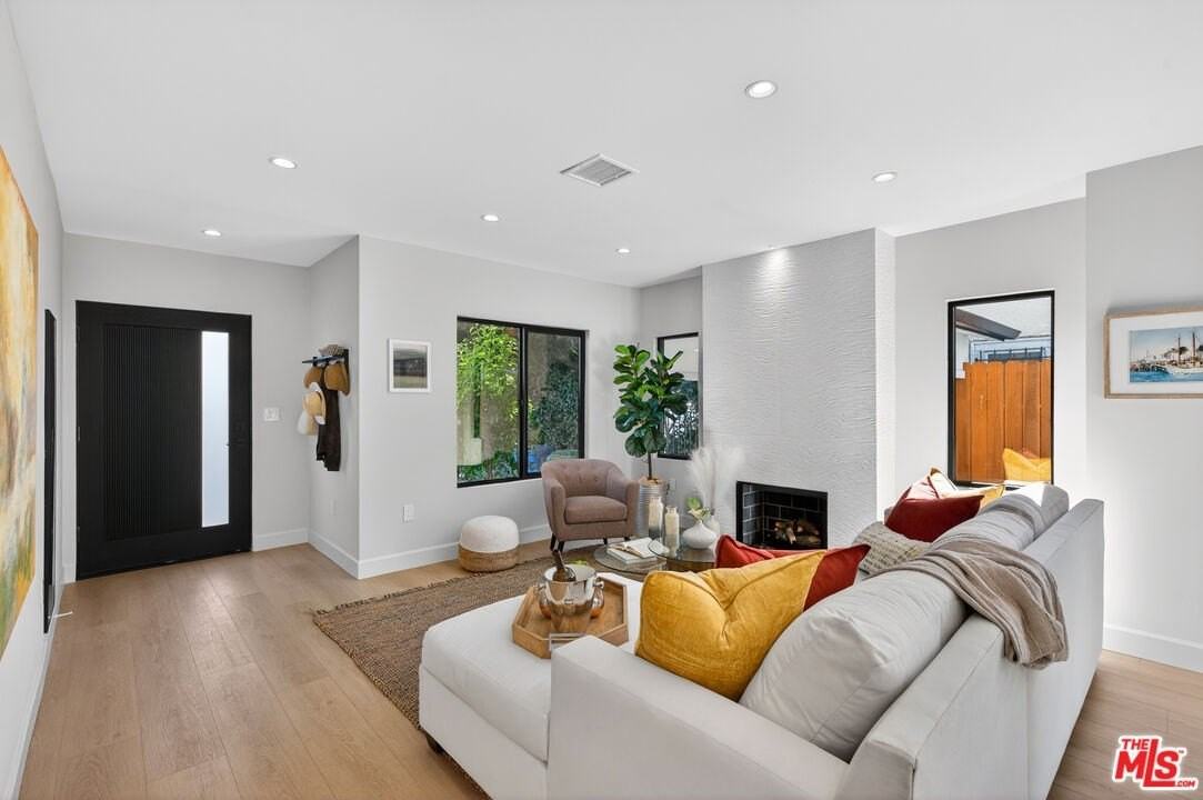 2931 S Bronson Ave - Photo 6 of 36