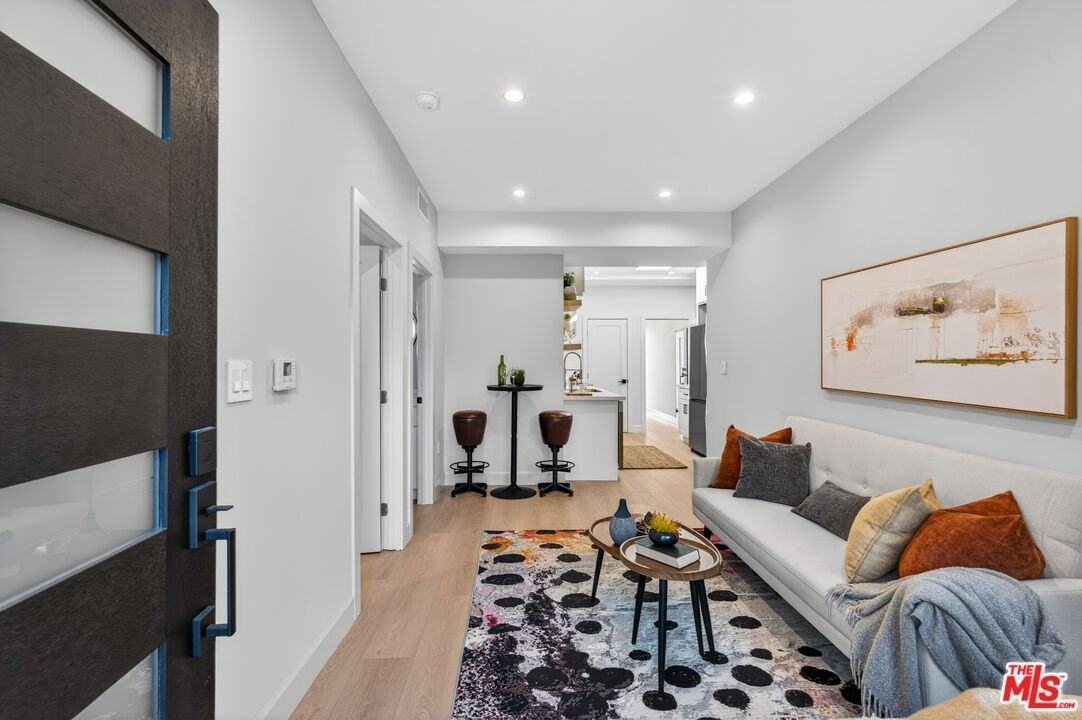 2931 1/2 S Bronson Ave - Photo 2 of 19