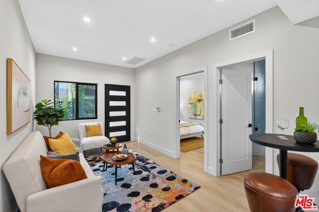 2931 1/2 S Bronson Ave - Photo 4 of 19