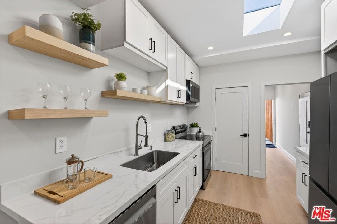 2931 1/2 S Bronson Ave - Photo 6 of 19