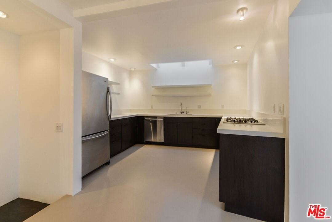 558 Rose Ave Apt 3 - Photo 2 of 25