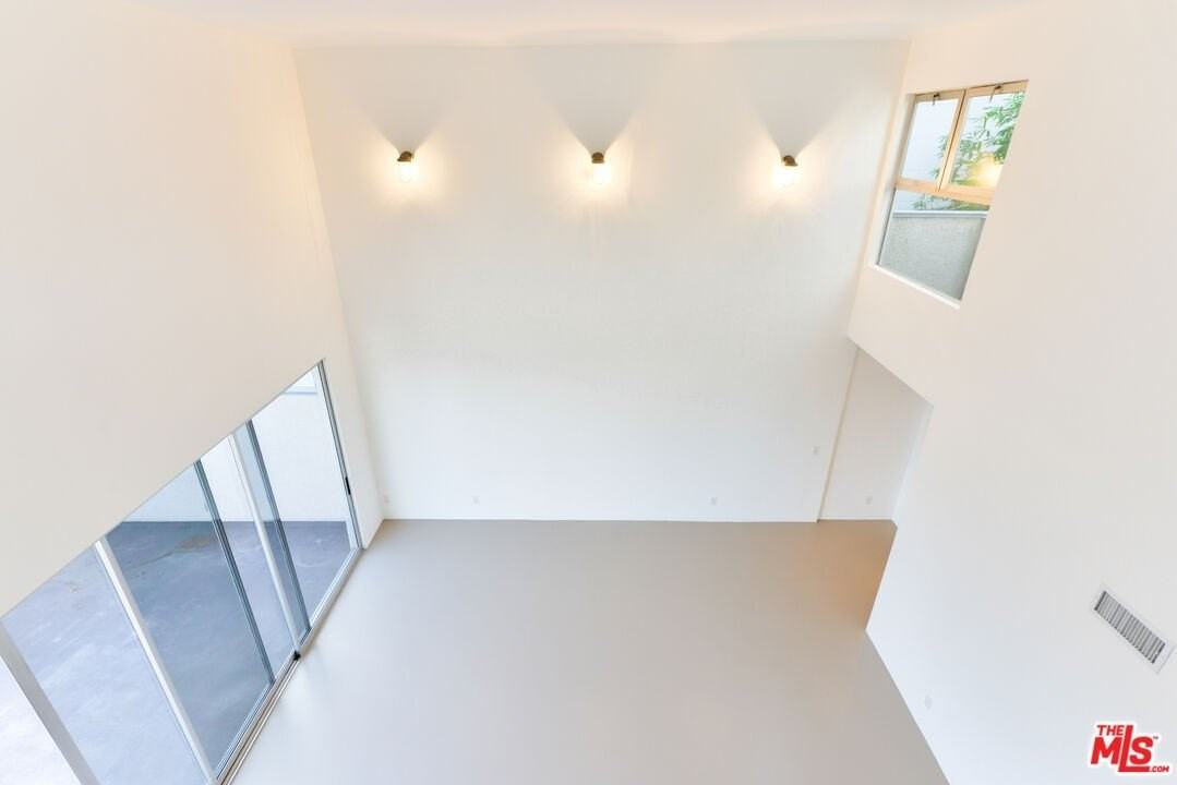 558 Rose Ave Apt 3 - Photo 3 of 25