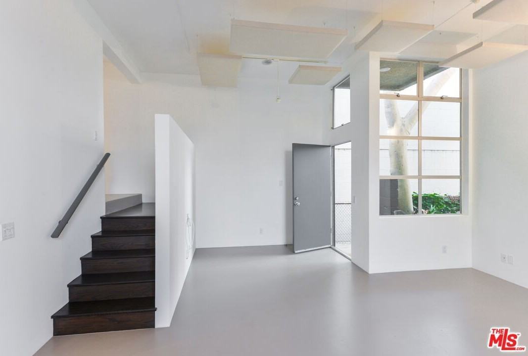 558 Rose Ave Apt 3 - Photo 4 of 25