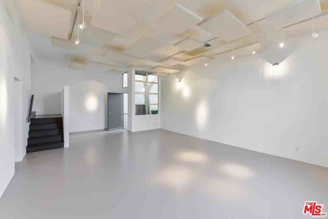 558 Rose Ave Apt 3 - Photo 5 of 25