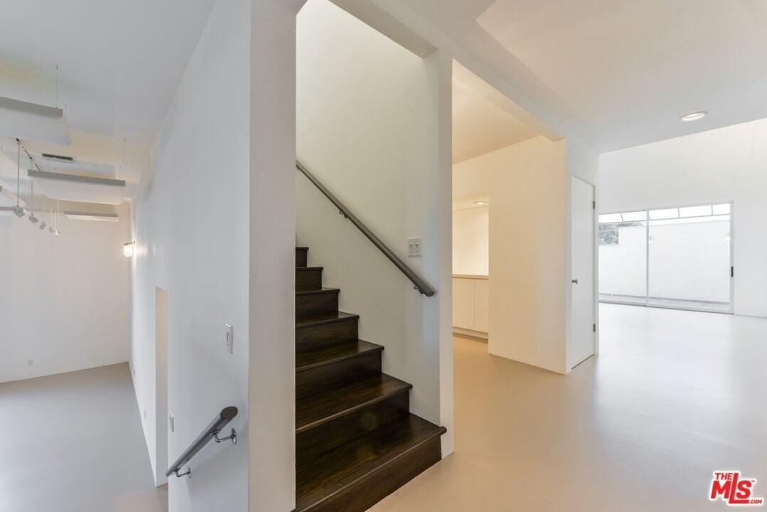 558 Rose Ave Apt 3 - Photo 6 of 25