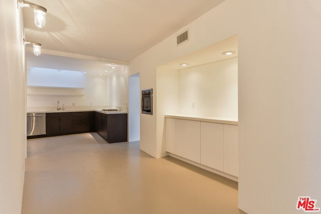 558 Rose Ave Apt 3 - Photo 7 of 25