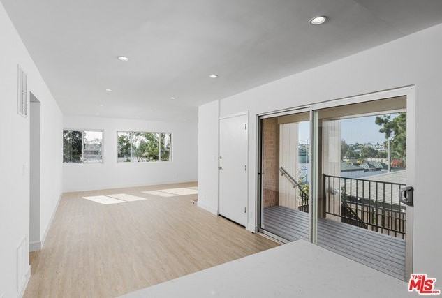 1007 Ocean Park Blvd Apt 1 - Photo 5 of 18