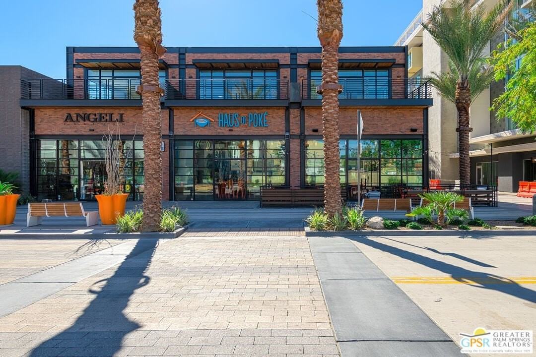 111 N Palm Canyon Dr Apt 201 - Photo 2 of 11