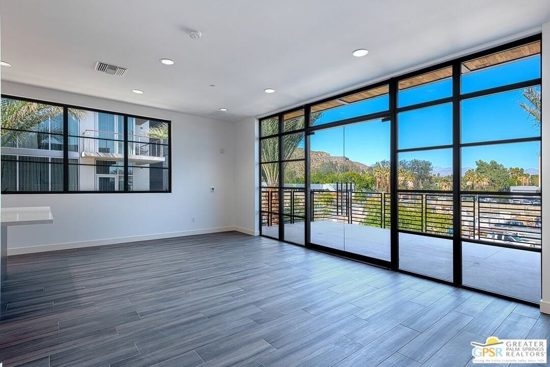 111 N Palm Canyon Dr Apt 201 - Photo 4 of 11