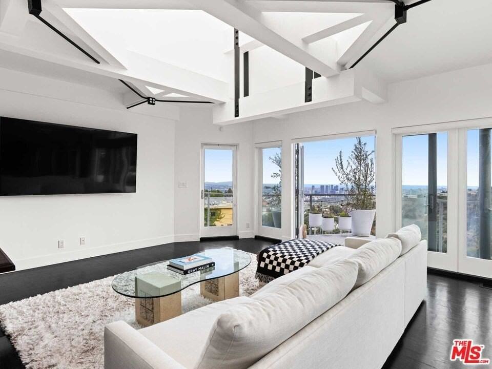 1885 Sunset Plaza Dr - Photo 3 of 20