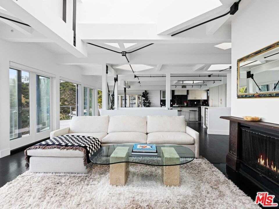 1885 Sunset Plaza Dr - Photo 4 of 20