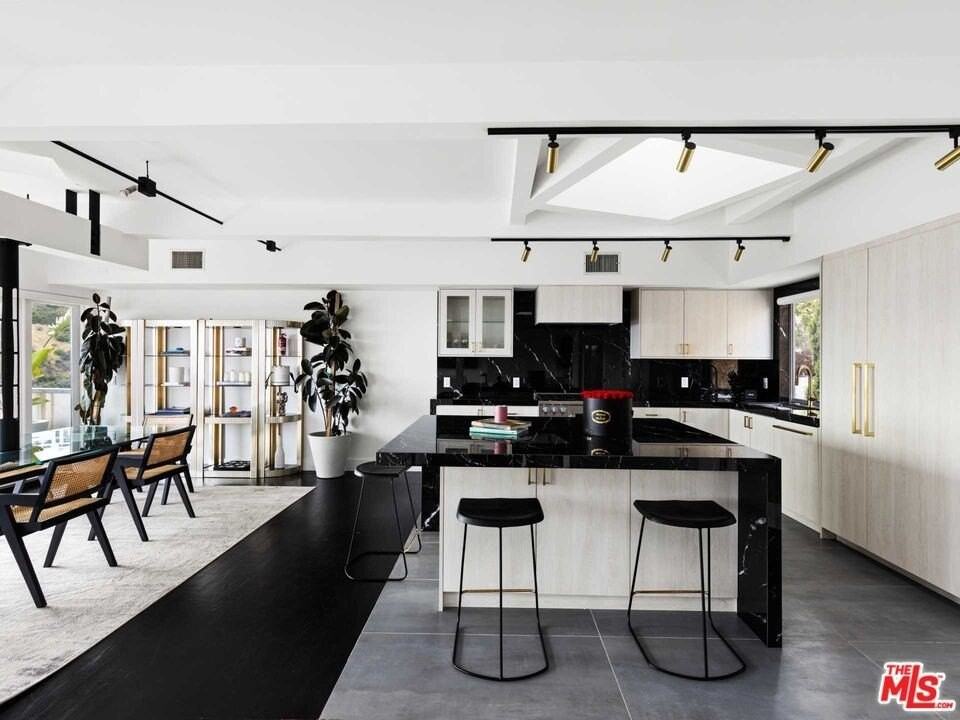 1885 Sunset Plaza Dr - Photo 6 of 20