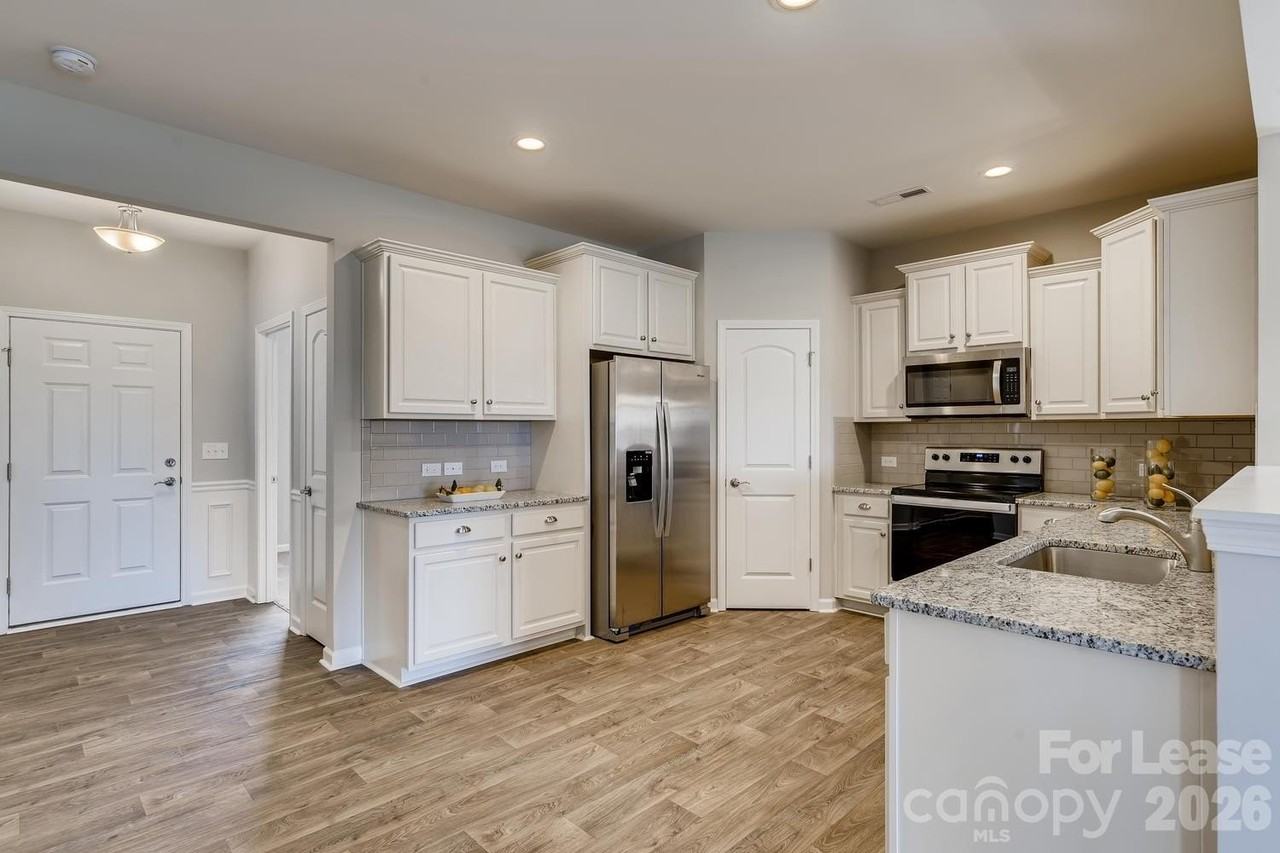 126 Canada Dr - Photo 4 of 17