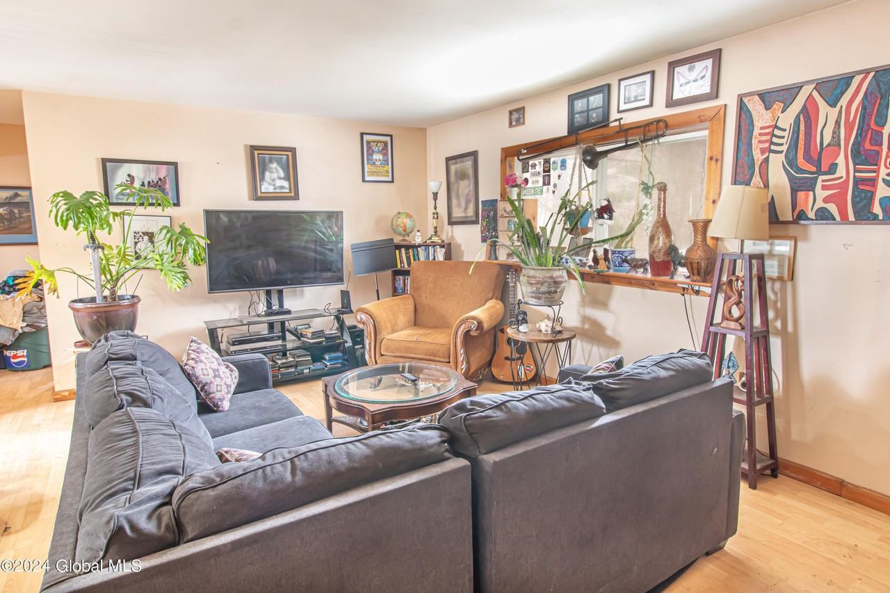 99 1/2 Walworth St - Photo 4 of 13