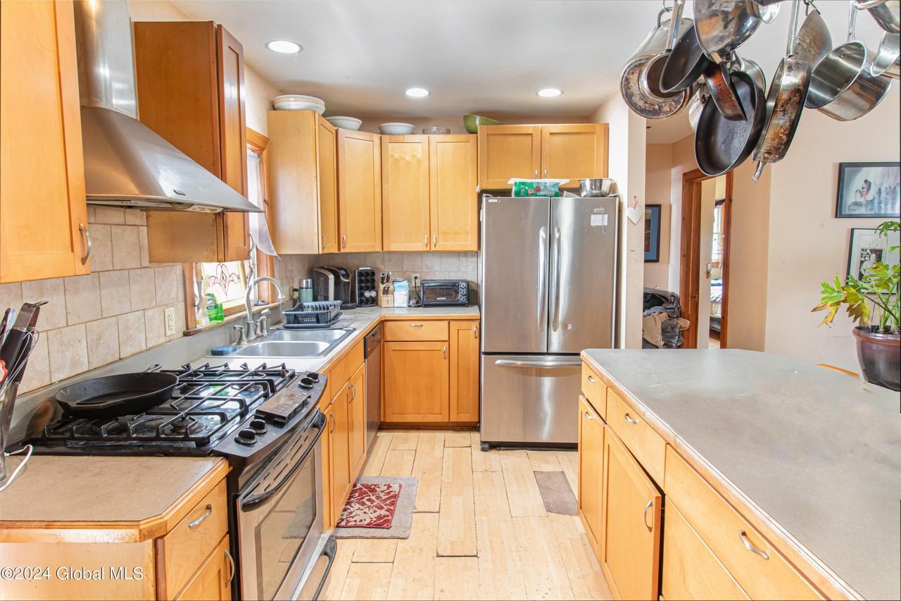 99 1/2 Walworth St - Photo 6 of 13