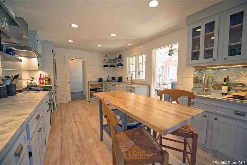 3 Lilac Ln - Photo 4 of 17