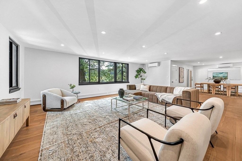 935 Washington St - Photo 4 of 21