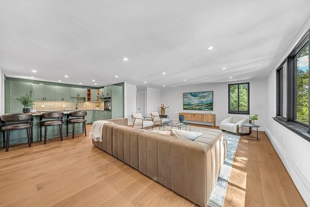 935 Washington St - Photo 5 of 21