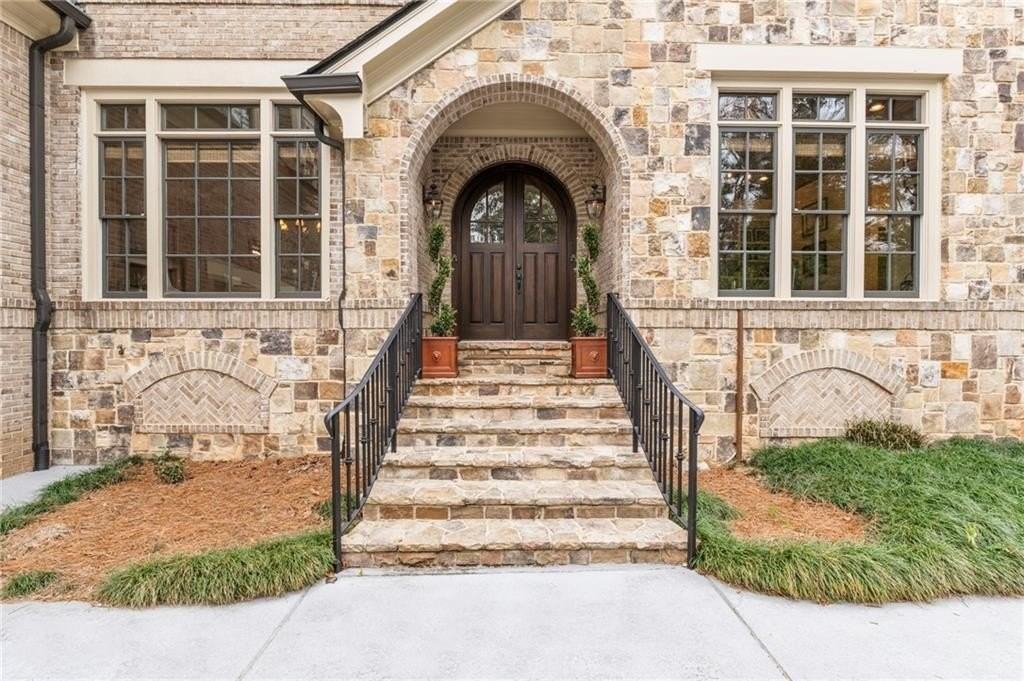 927 Buckingham Cir Nw - Photo 3 of 50