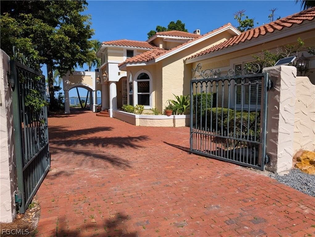 2878 Valencia Way - Photo 3 of 35