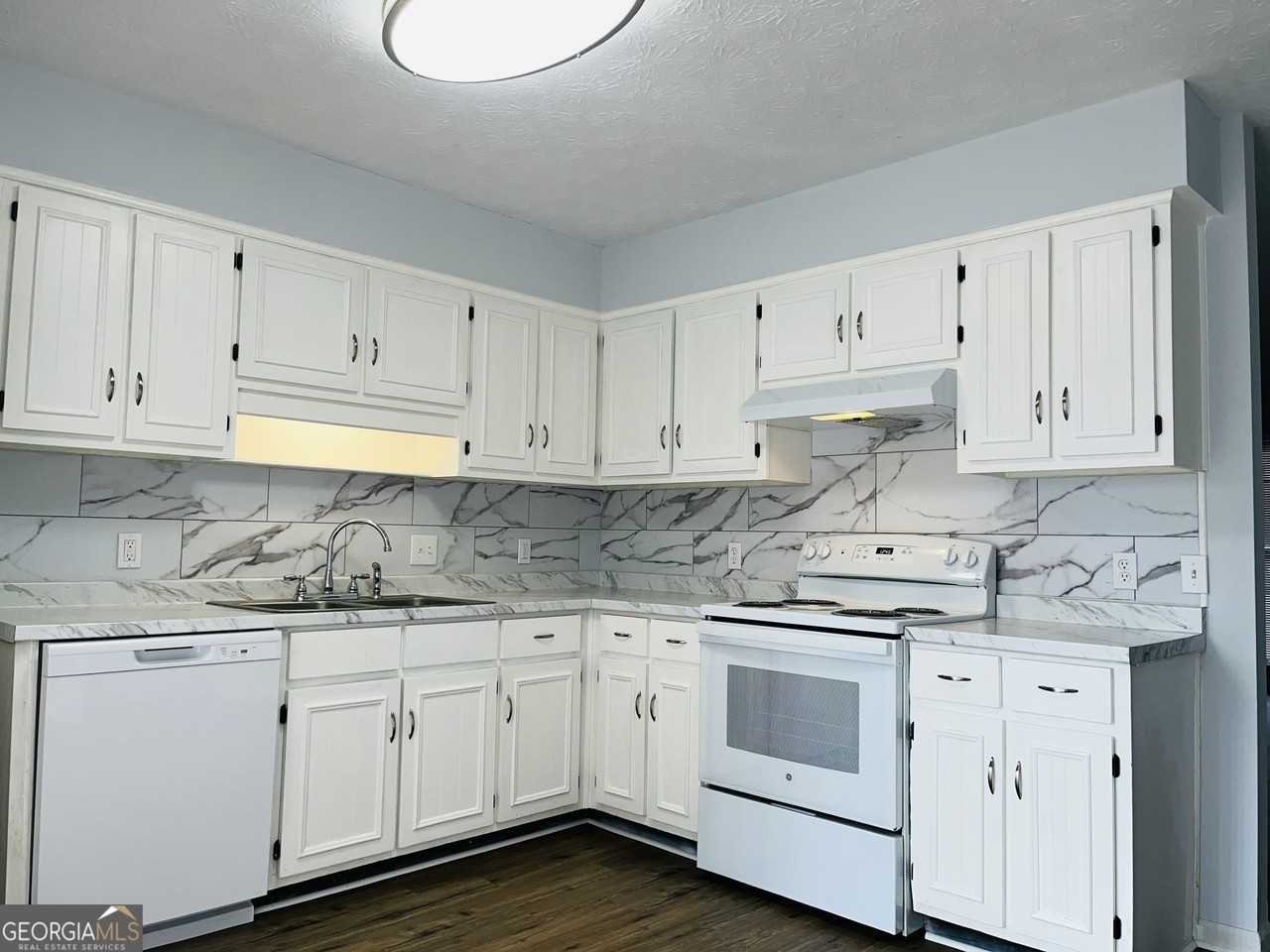 104 Peachtree Ct Unit B - Photo 6 of 14