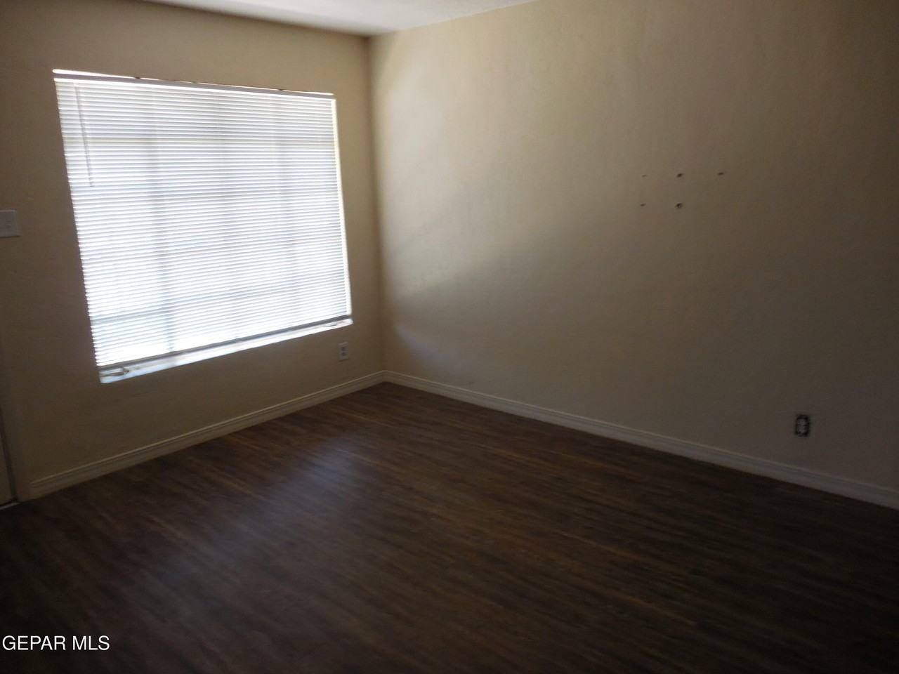 701 W Yandell Dr Apt 2 - Photo 3 of 16