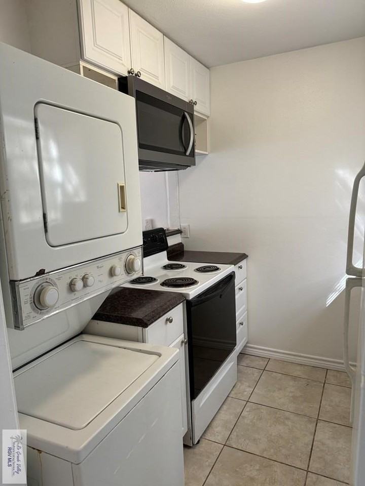 801 Continental Dr Apt 3 - Photo 4 of 13