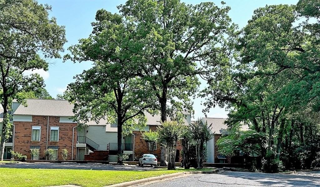 801 Country Club Cir - Photo 2 of 14