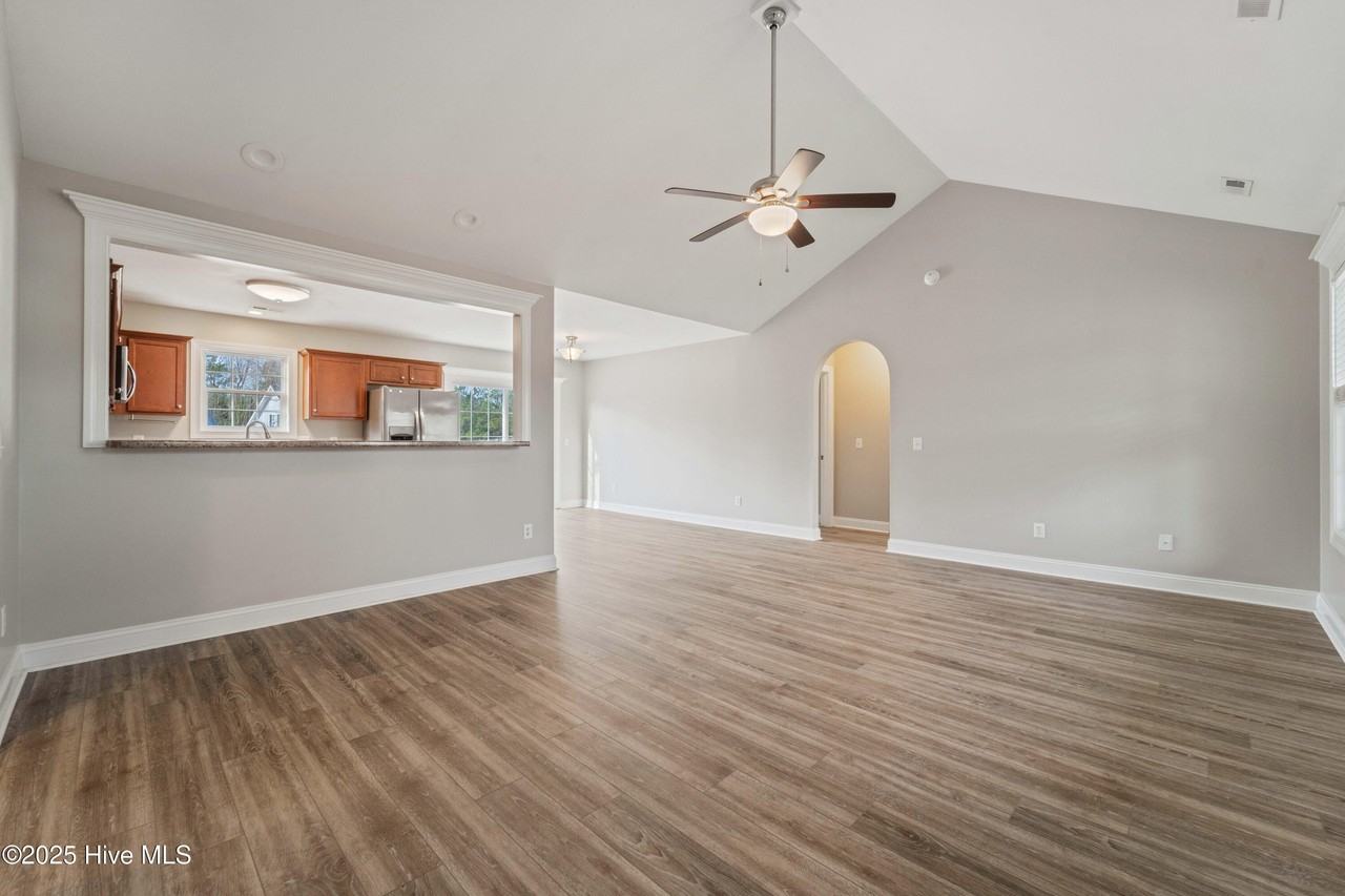 307 Forbes Ln - Photo 3 of 21