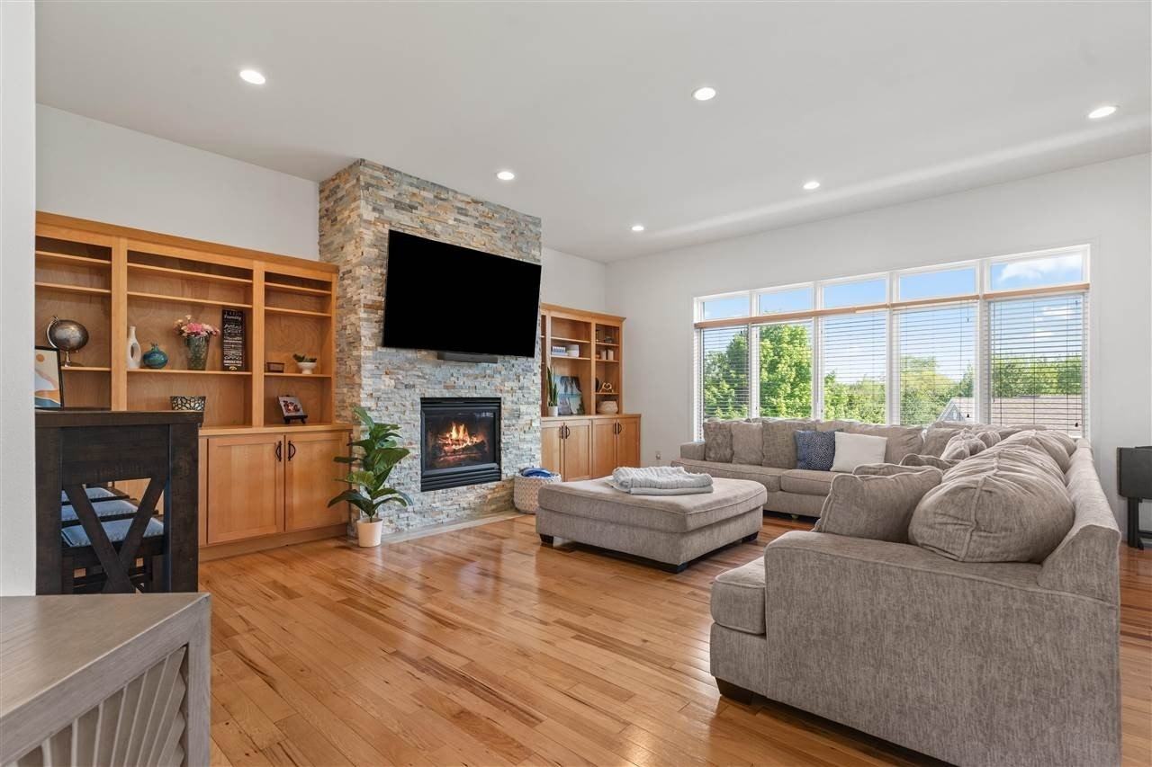 1077 Prairie Grass Ln - Photo 5 of 50