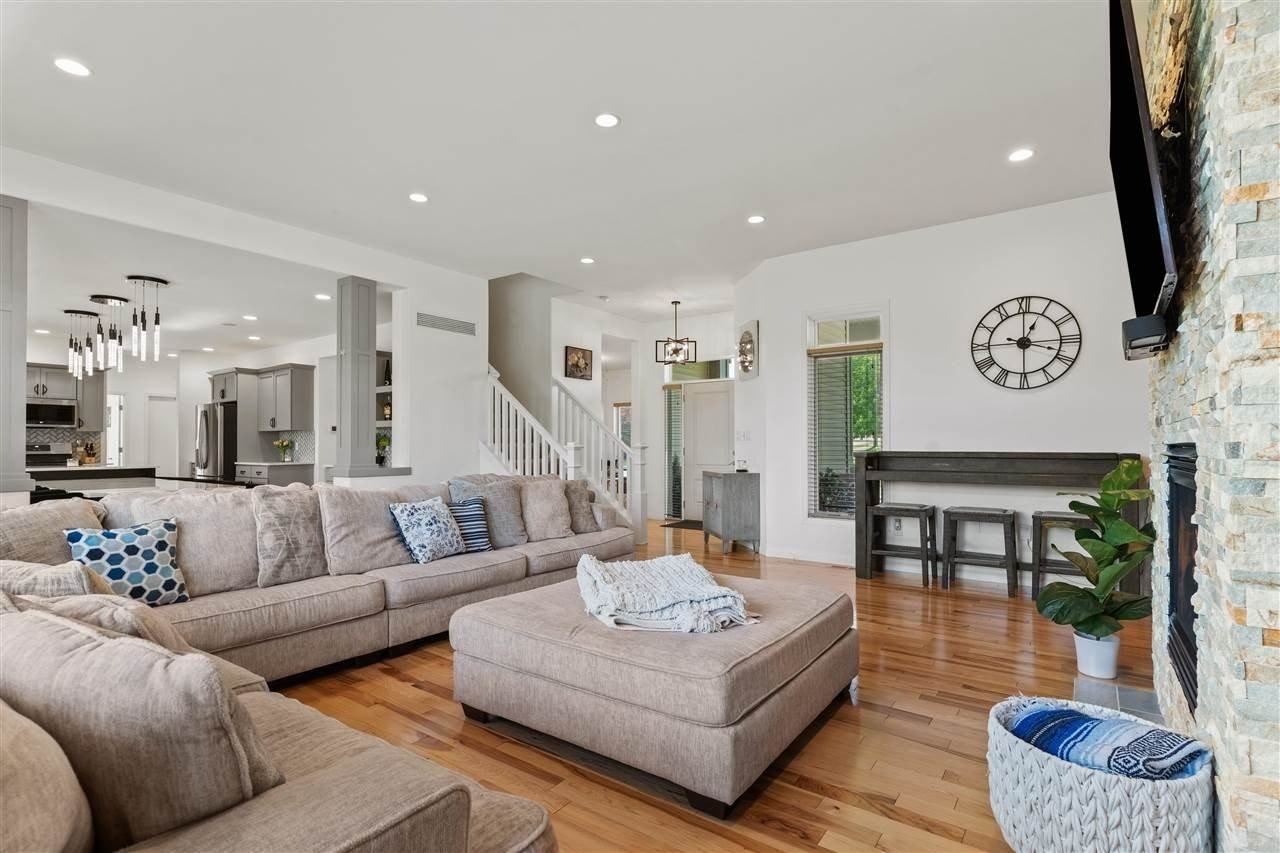 1077 Prairie Grass Ln - Photo 6 of 50